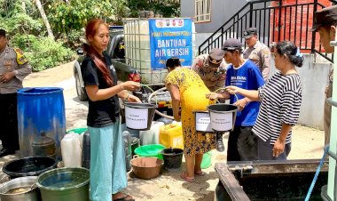 Tak-Hanya-Distribusikan-Air-Bersih,-Patroli-Genthong-Polisi-Juga-Berbagi-Ember-Gratis-di-Trenggalek